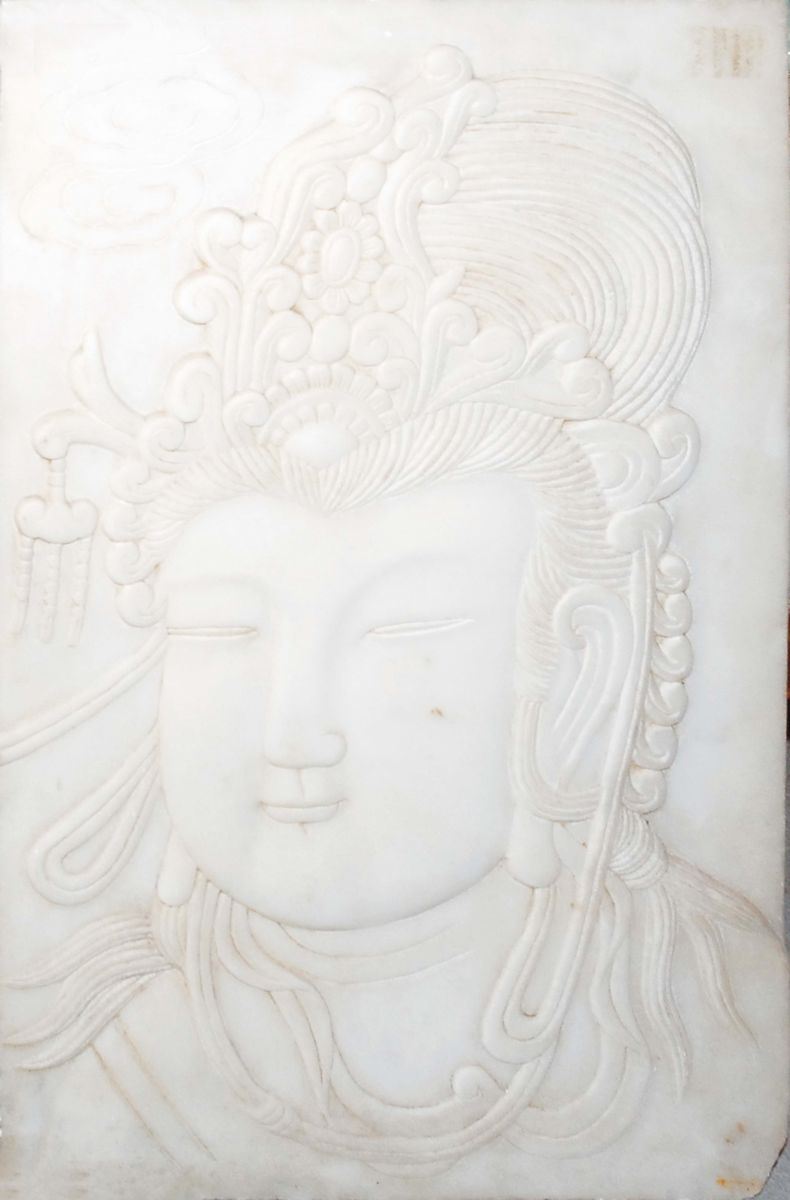 Piastra in marmo con bassorilievo di Guanyin con tiara tra i capelli, Cina, XX secolo  - Asta Chinese Works of Art - Cambi Casa d'Aste
