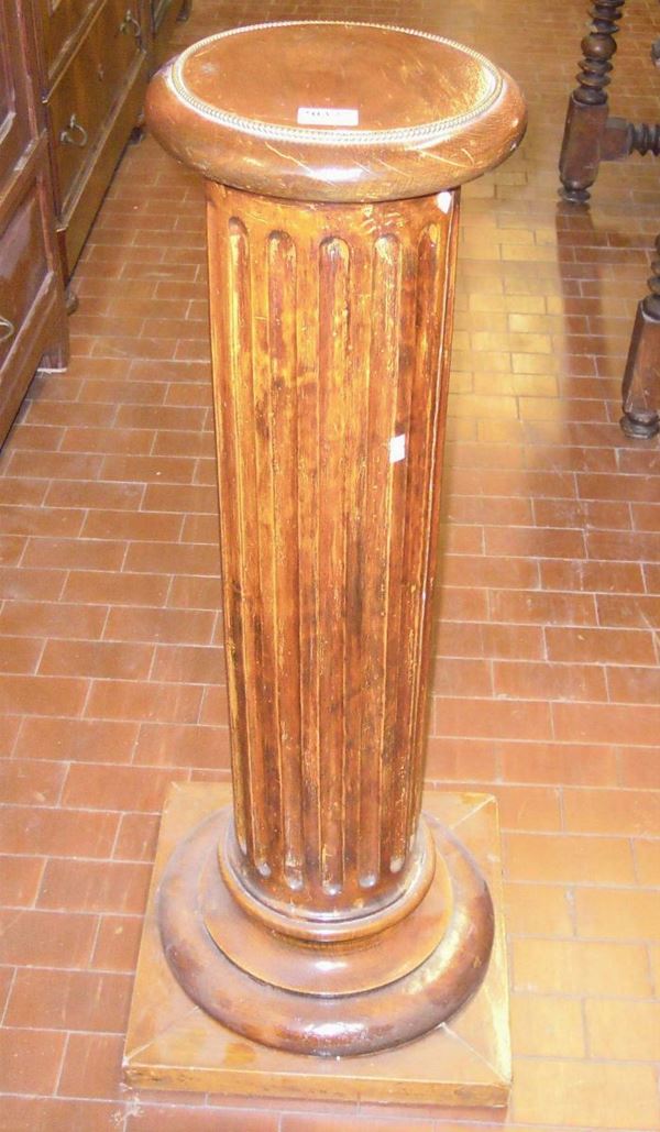 Coppia di colonne scanalate in legno