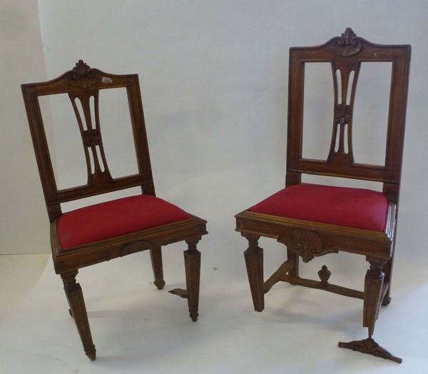 Due sedie in legno intagliato