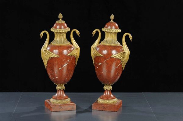 Coppia di vasi in marmo rosso, Francia XIX secolo