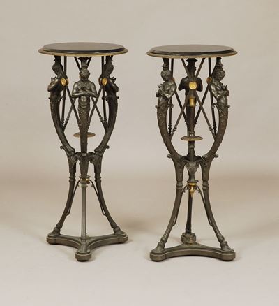 Coppia di Tripodi in Bronzo con Raffigurazioni di Satiri, Piano in Marmo Nero del Belgio