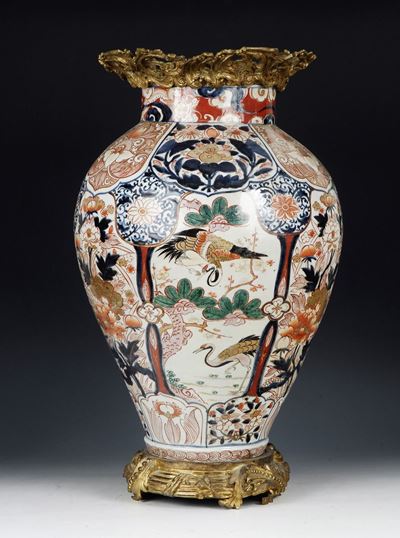 Grande Vasoin Porcellana a Decoro Imari con Applicazioni in Bronzo, Cina XVIII Secolo