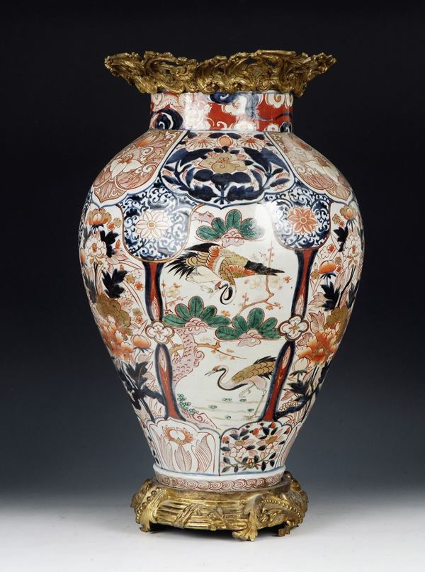 Grande vasoin porcellana a decoro Imari con applicazioni in bronzo, Cina XVIII secolo