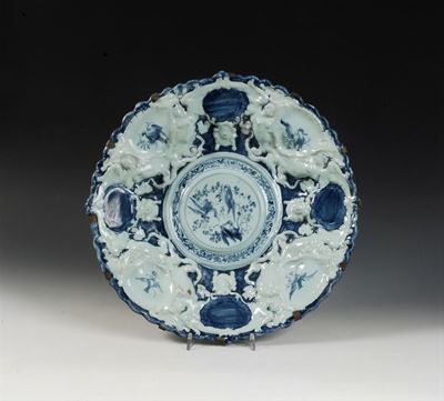 Piatto da Parata in Maiolica Foggiato a Stampo, Marca Fortezza, Savona XVII Secolo