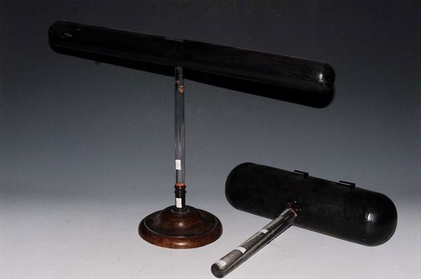 Due conduttori cilindrici in metallo verniciato, inizio XX secolo