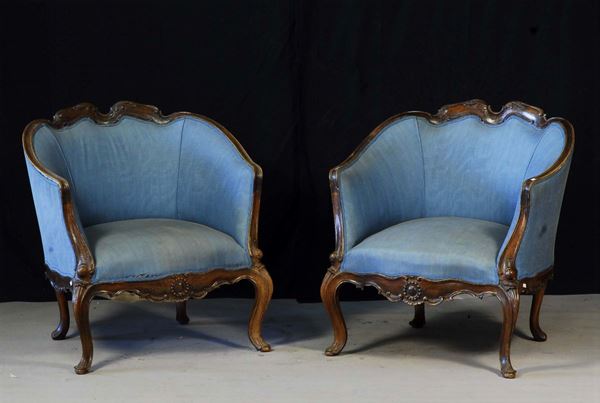 Divanetto e coppia di poltrone in noce, XX secolo