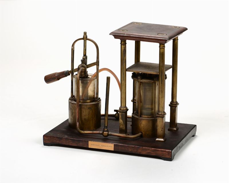 Pressa idraulica su base di legno. Francia, metà XIX secolo  - Asta Arte Marinara e Strumenti Scientifici - II - Cambi Casa d'Aste
