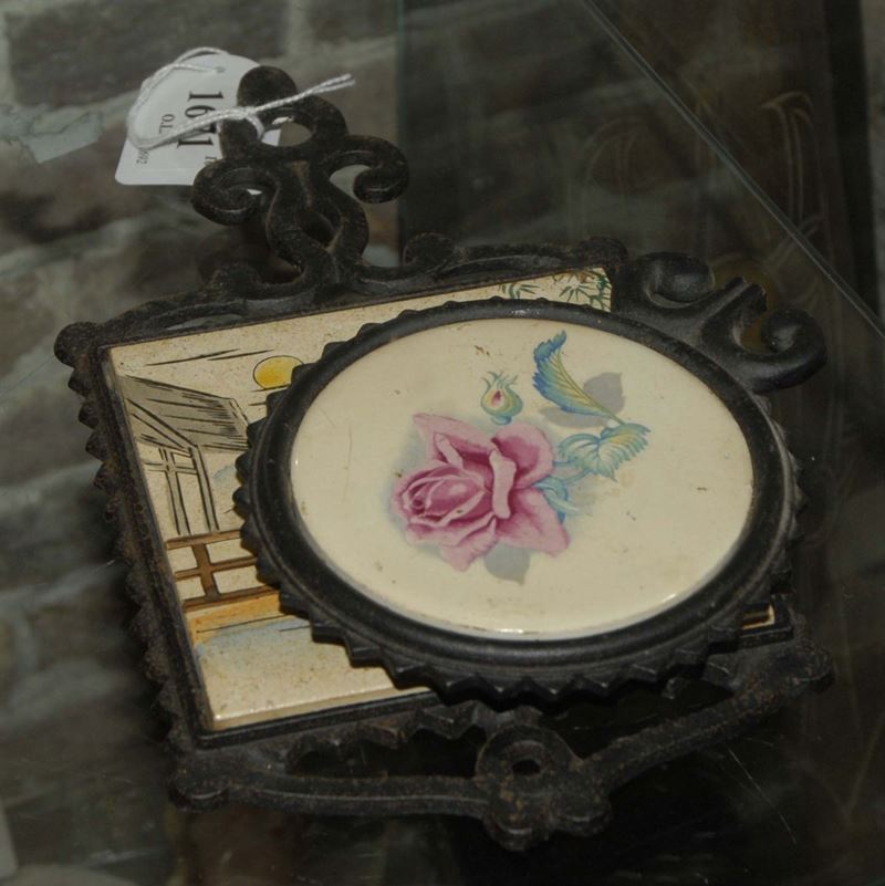 Scatola mista di ceramiche, quadretti, e altri oggetti  - Asta Antiquariato e Dipinti Antichi - Cambi Casa d'Aste