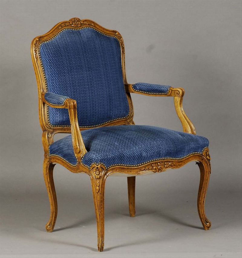 Poltrona stile Luigi XV in faggio  - Auction OnLine Auction 06-2012 - Cambi Casa d'Aste
