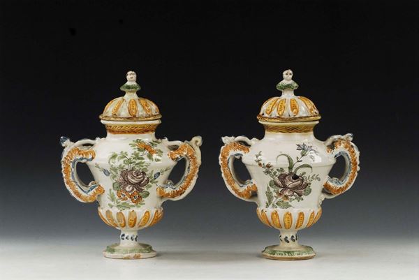 Coppia di vasi biansati in maiolica policroma, XIX secolo