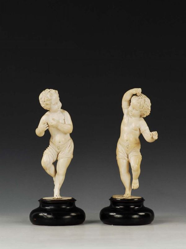 Coppia di sculture in avorio raffiguranti putti danzanti, XIX secolo