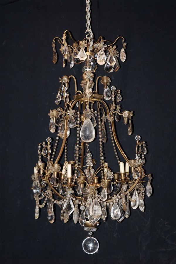 Coppia di grandi lampadari in bronzo dorato e cristalli di rocca a nove luci