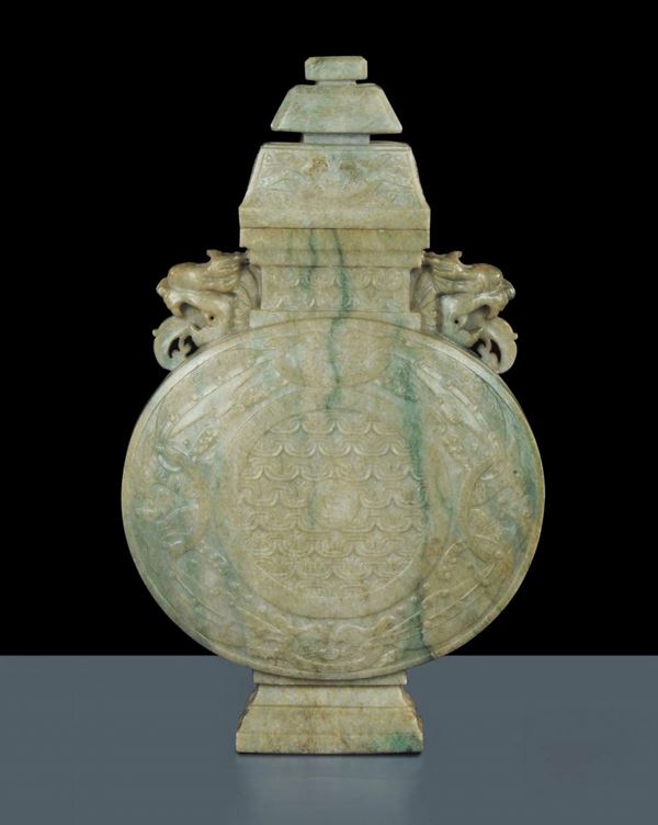 Vaso in giadeite con coperchio, periodo Ming, fine XVIII secolo