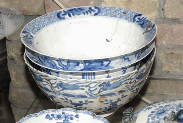 Lotto composto da tre bowles in porcellana, Cina XVIII secolo