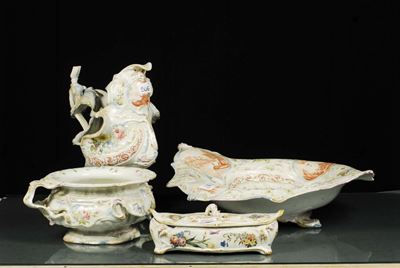 Brocca con Catino, Vaso e Scatola con Coperchio in Porcellana di Bassano, XIX Secolo