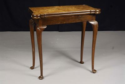 Comoncino, Comodino, Tavolino e Sgabello in Stile Regency e una Psiche da Terra