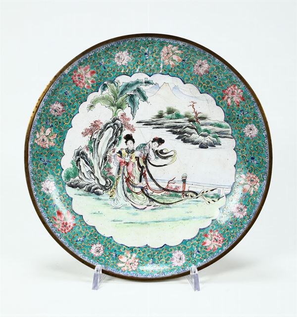 Piatto in smalto con raffigurazione di cortigiane, Cina XIX secolo