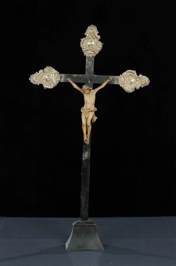 Crocifisso in legno con canti in argento, XIX secolo