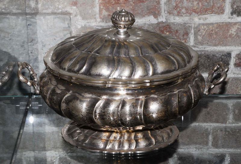 Zuppiera in argento in stile barocchetto, inizio XX secolo  - Auction Silver, Clocks and Jewels - Cambi Casa d'Aste