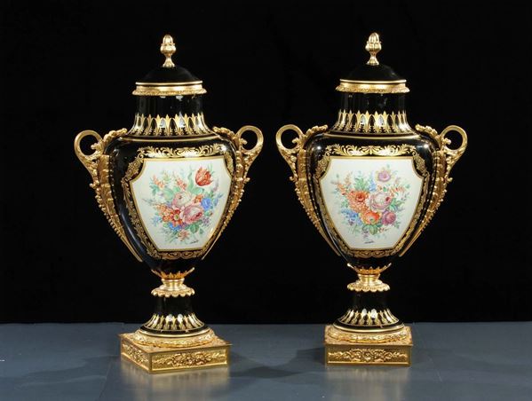 Due vasi in porcellana con bronzi, XX secolo
