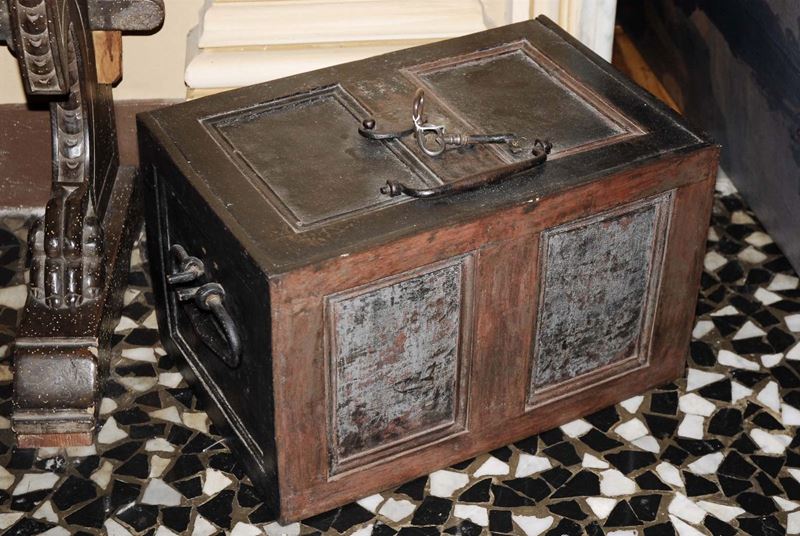 Piccolo forziere in ferro pannellato, XVIII secolo  - Auction Maritime Art and Scientific Instruments - Cambi Casa d'Aste