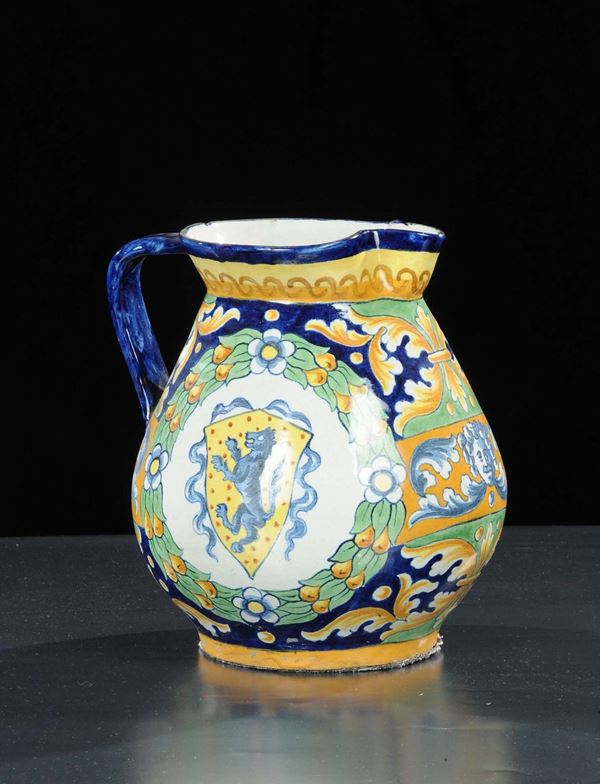 Brocca in maiolica policroma con stemma, XX secolo