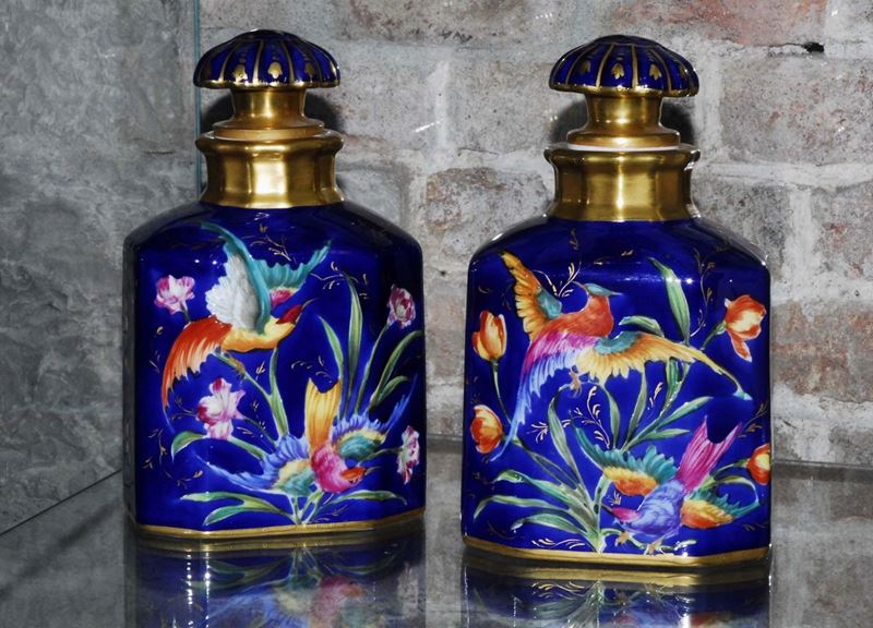 Due flaconi in porcellana policroma a fondo blu, Francia XIX secolo  - Asta Antiquariato e Dipinti Antichi - Cambi Casa d'Aste