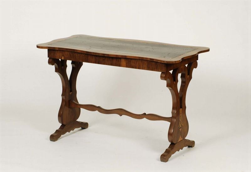 Tavolo da centro in noce, inizio XIX secolo  - Auction OnLine Auction 4-2013 - Cambi Casa d'Aste