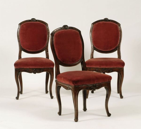 Tre sedie in noce con seduta in velluto rosso, Veneto XVIII secolo