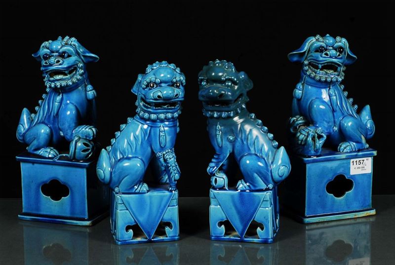 Quattro cani di Pho smaltati su fondo turchese, fine XIX secolo  - Asta Antiquariato e Dipinti Antichi - Cambi Casa d'Aste