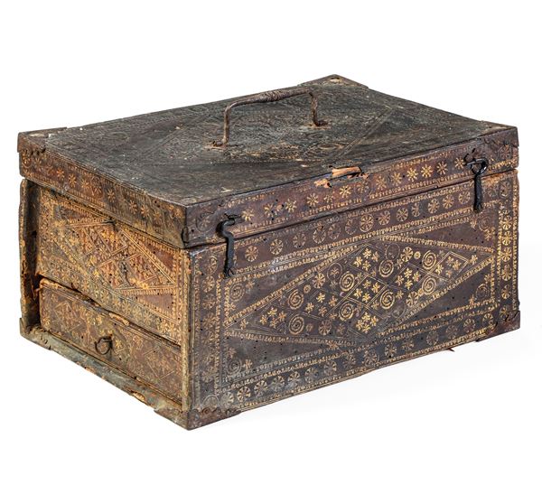 Cofanetto in cuoio punzonato in oro, XVIII secolo