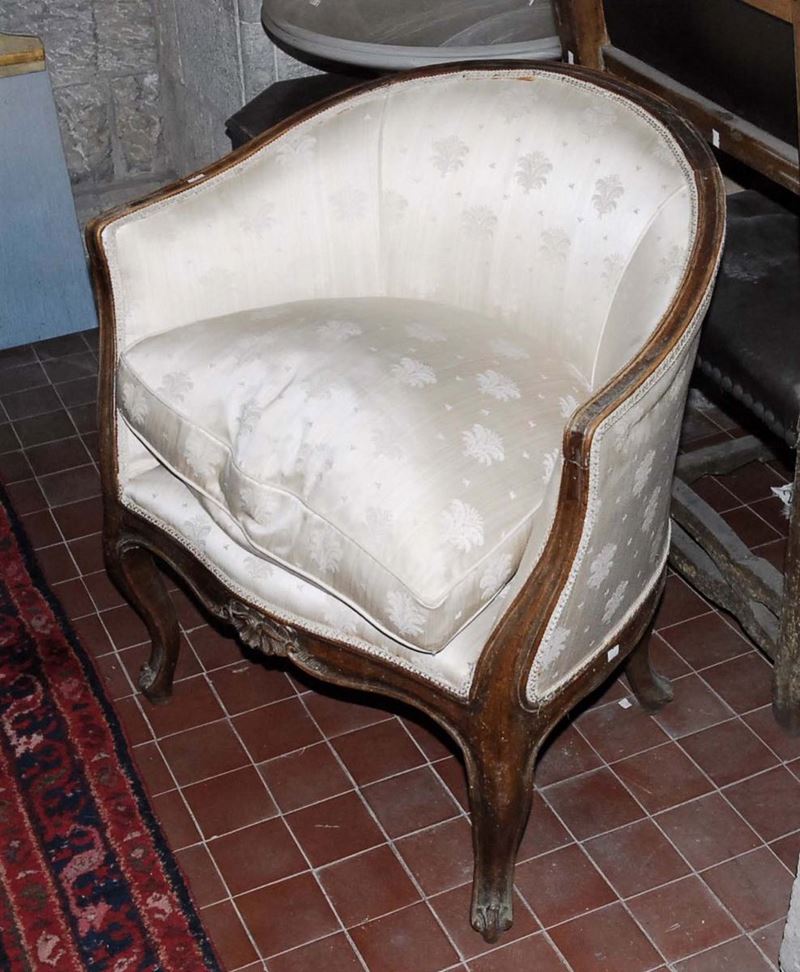 Poltrona Luigi XV in noce a pozzetto  - Asta Asta a Tempo 1-2015 - Cambi Casa d'Aste