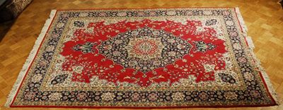 Tappeto Kirman a Fondo Rosso con Medaglione Centrale Blu