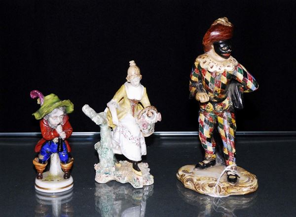 Lotto di tre statuine in ceramica e contenitore porta t