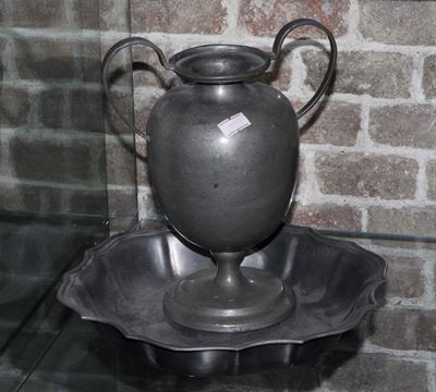 Lotto Composto da Statuina in Bronzo e da Due Pezzi in Peltro