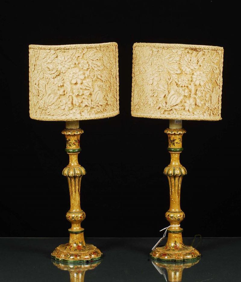 Coppia di candelieri in legno intagliato e laccato  - Asta Antiquariato, Argenti e Dipinti Antichi - Cambi Casa d'Aste