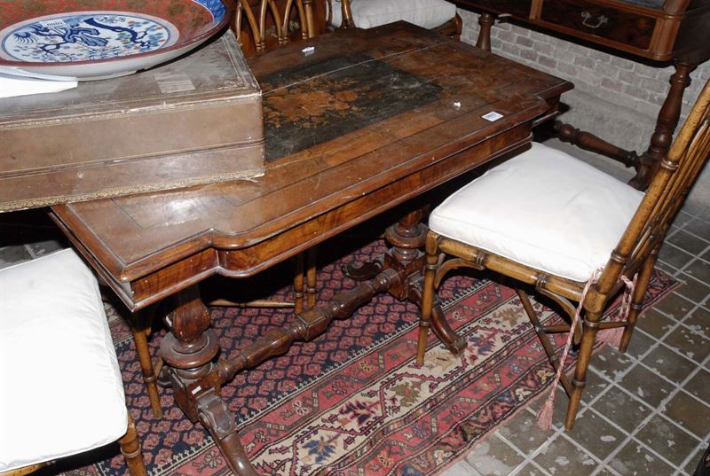 Tavolino intarsiato con motivi floreali, XIX secolo  - Asta Asta OnLine 07-2012 - Cambi Casa d'Aste