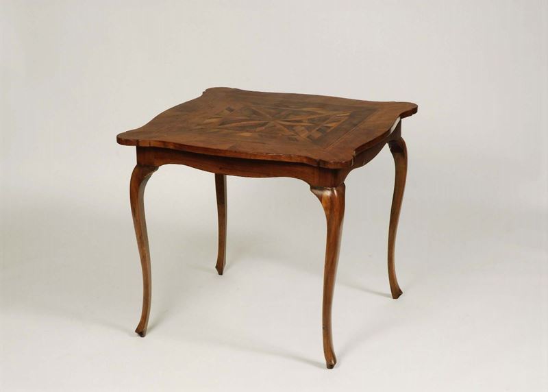 Tavolo da gioco in noce in stile Luigi XV  - Asta Antiquariato e Dipinti Antichi - Cambi Casa d'Aste