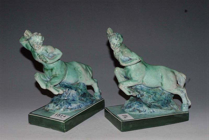 Coppia di figure di centauri in terraglia smaltata a monocromia verde, XX secolo  - Auction Antiquariato, Argenti e Dipinti Antichi - Cambi Casa d'Aste