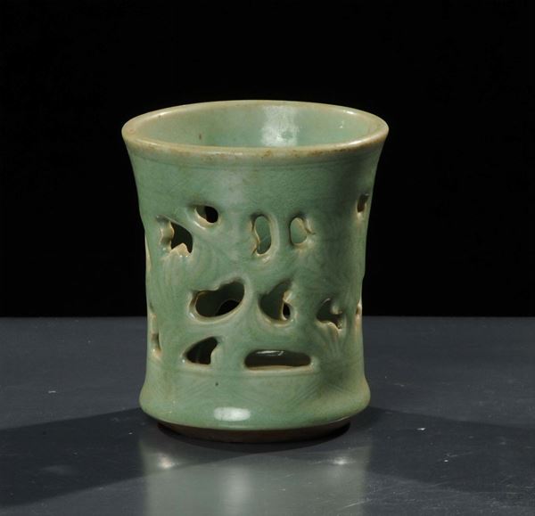 Piccolo vaso traforato in porcellana Celadon