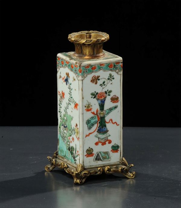 Vaso a sezione quadrata in porcellana, Cina XVIII secolo