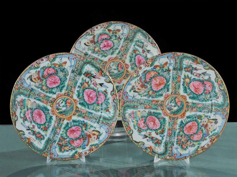 Tre piatti a decoro floreale, Cina inizio XX secolo  - Auction Oriental Art - Cambi Casa d'Aste