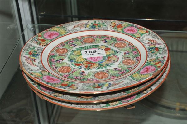 Tre piatti a decoro floreale, Cina inizio XX secolo