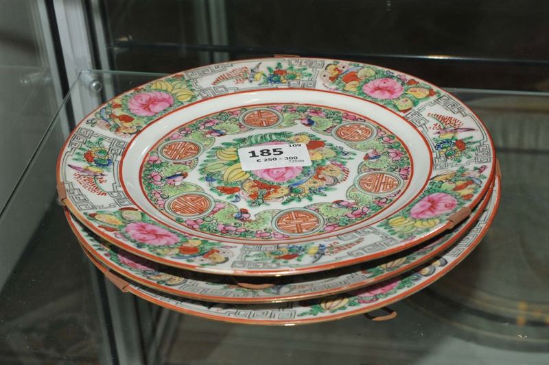 Tre piatti a decoro floreale, Cina inizio XX secolo  - Auction OnLine Auction 7-2013 - Cambi Casa d'Aste