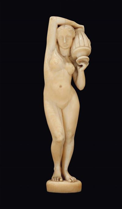 Figura Femminile in Avorio Nell'atto di Versare L'acqua, Francia XIX Secolo