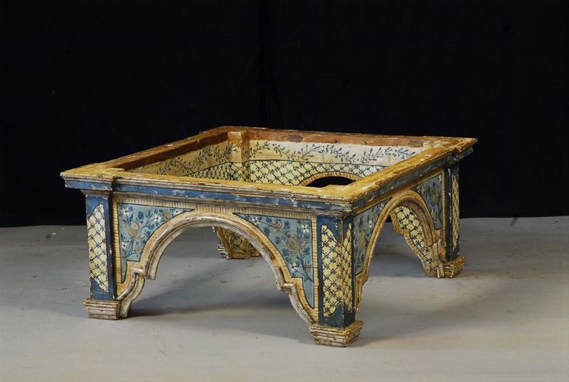 Base di tavolo in legno laccato e dipinto, Marche XVII secolo  - Asta Asta a Tempo 7-2014 - Cambi Casa d'Aste