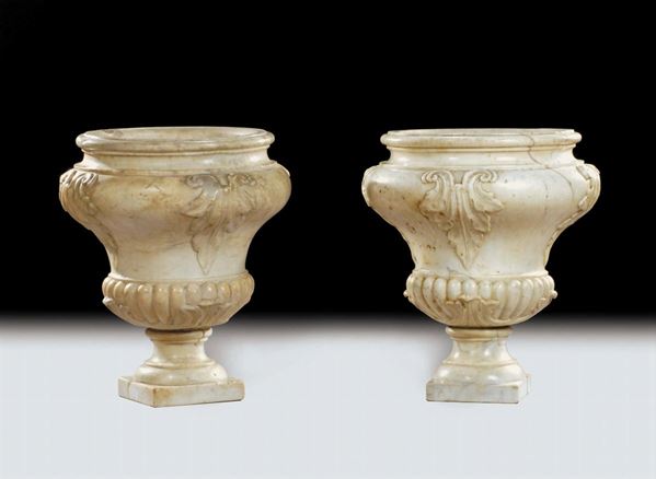 Coppia di grandi vasi neoclassici in marmo bianco, XVIII secolo