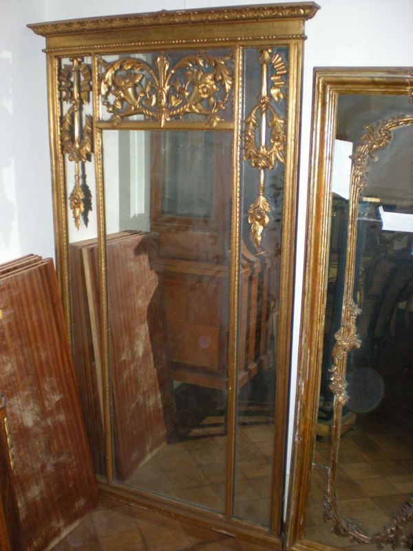 Specchiera Napoleone III in legno intagliato e dorato, Francia XIX secolo