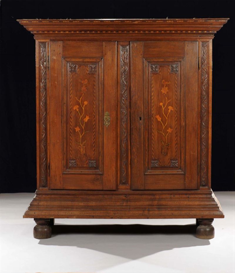 Armadio a due ante in rovere ed altre essenze, Germania XVIII secolo  - Auction OnLine Auction 11-2012 - Cambi Casa d'Aste