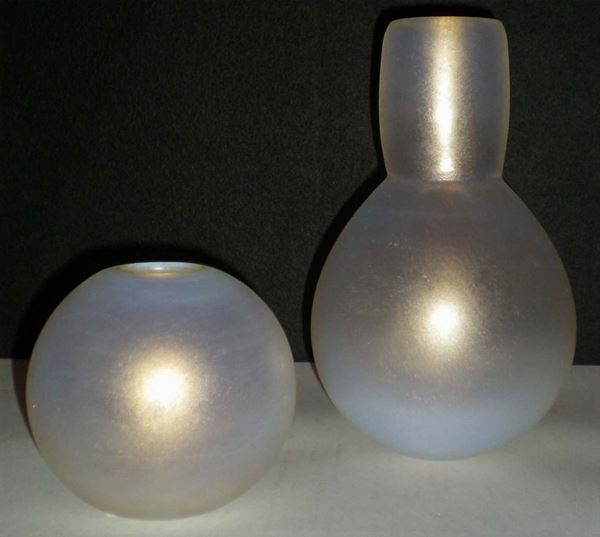 Lotto composto da vaso a bottiglia e un vaso a sfera in vetro satinato
